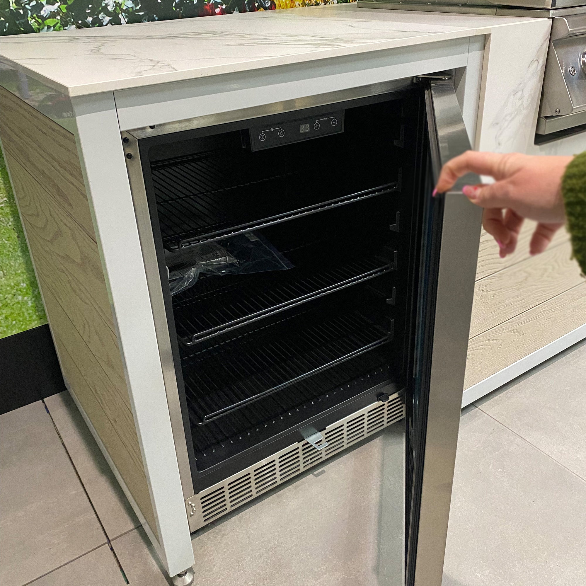 EO Outdoor Kitchen Including Bull BBQ Lonestar Gas Grill and Fridge - Ex Display Model