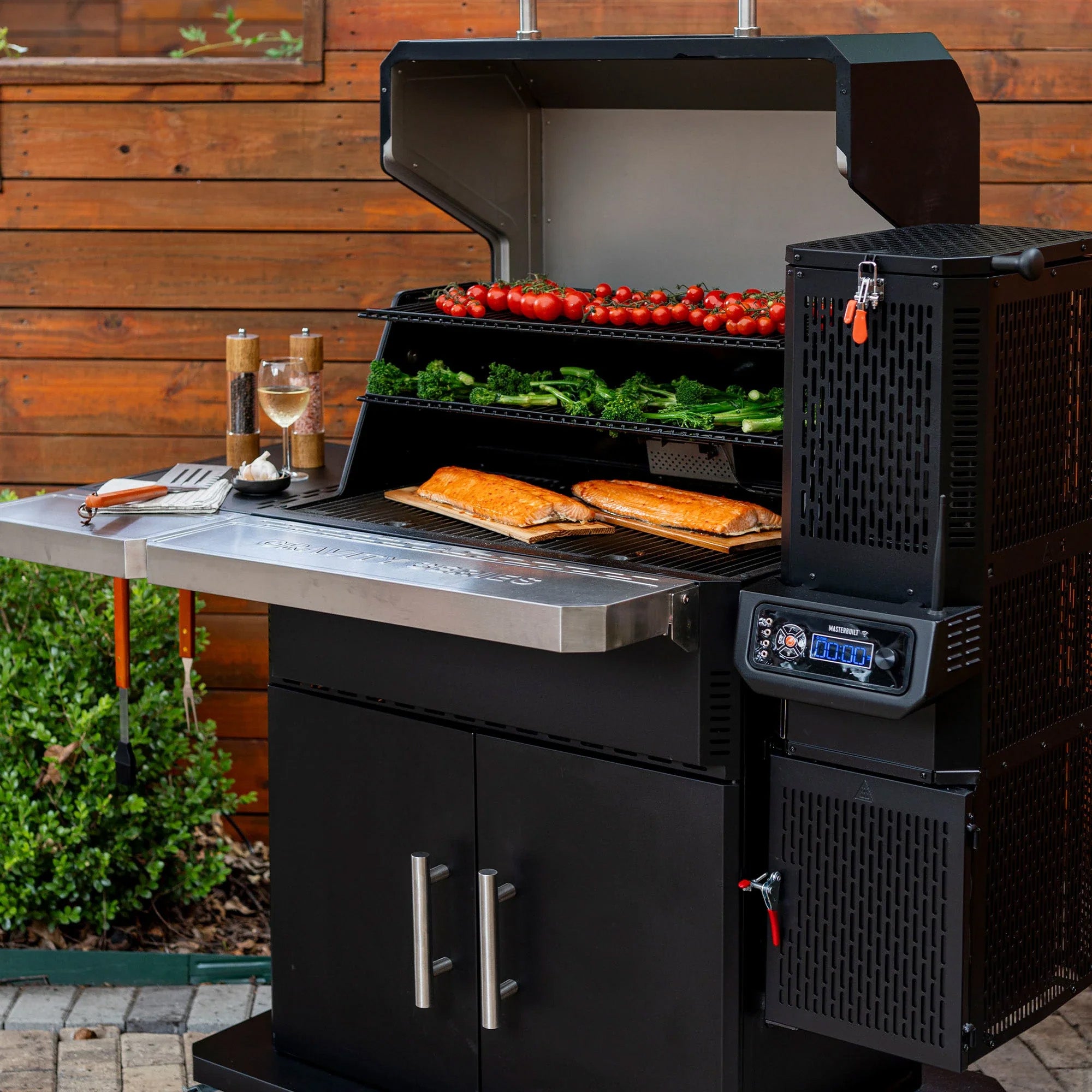 Masterbuilt Gravity Series 1150 Digital Charcoal Grill and Smoker